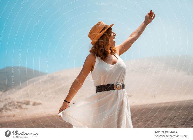 Zufriedene Frau am Strand im Sommer Sand Urlaub sorgenfrei stehen genießen Feiertag Cabo de Gata Almeria Spanien Glück Ufer Natur Kleid Park heiter Freude