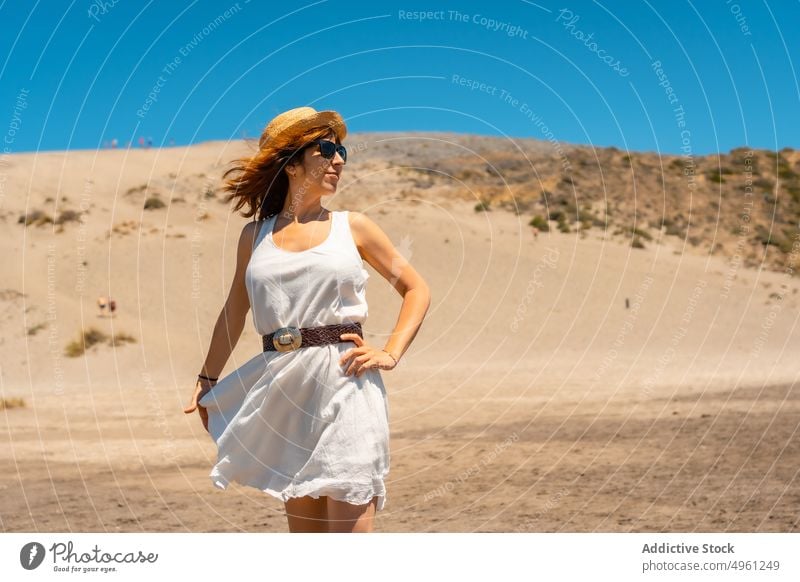 Zufriedene Frau am Strand im Sommer Sand Urlaub sorgenfrei stehen genießen Feiertag Cabo de Gata Almeria Spanien Glück Ufer Natur Kleid Park heiter Freude