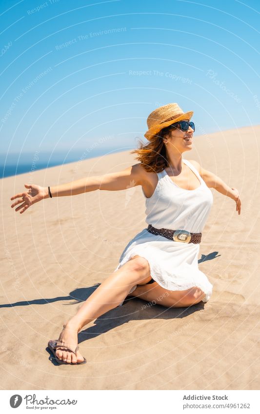 Lächelnde Frau im Kleid am Sandstrand im Sommer Strand Urlaub Meeresufer Feiertag genießen Sonnenhut Cabo de Gata Almeria Spanien natürlich Park heiter Glück