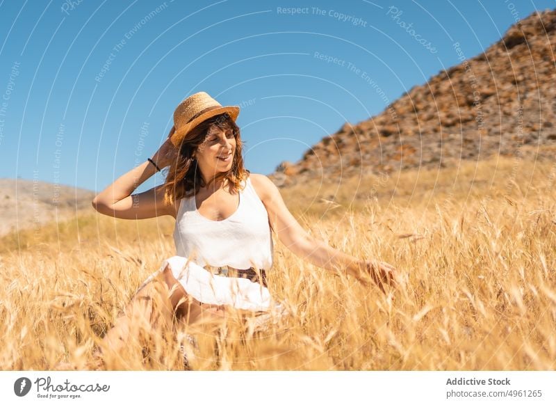 Zufriedene Frau auf einem trockenen Feld in den Bergen im Sommer Berge u. Gebirge Urlaub Hochland natürlich Park genießen sorgenfrei Cabo de Gata Almeria