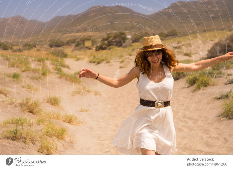 Erfreute Frau läuft im Sommer am Strand Sand Urlaub sorgenfrei laufen Freiheit genießen Feiertag Cabo de Gata Almeria Spanien Glück Ufer Natur Kleid Park heiter