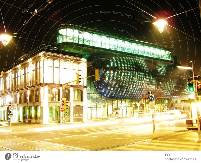 schonwieder Kunsthaus Graz Licht Langzeitbelichtung Gebäude Laterne Ampel kunsthaus PKW Straße modern Architektur