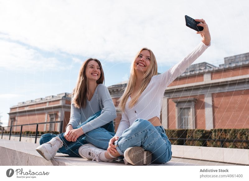 Positive Frauen machen Selfie mit Smartphone in der Stadt bester Freund Großstadt heiter Spaß haben Gedächtnis Moment Selbstportrait Madrid Spanien Mobile