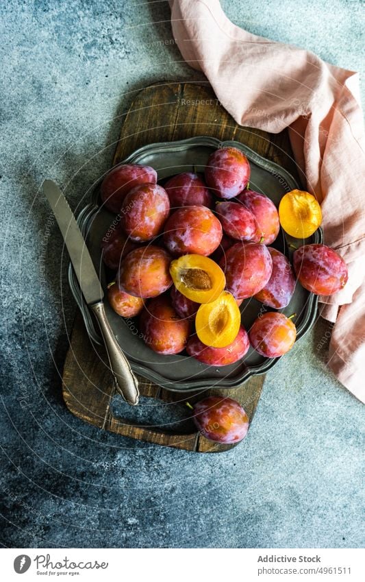 Reife Bio-Pflaumen im Teller Schalen & Schüsseln Keramik Ernte Dessert essen Lebensmittel frisch Frucht Gesundheit organisch rosa Pflanzenbasiert purpur reif