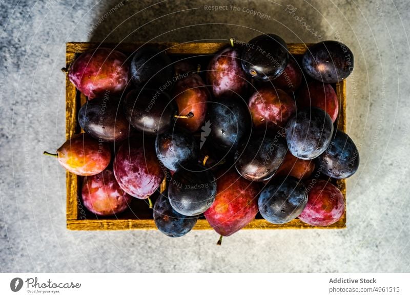 Reife Bio-Pflaumen in Holzkiste Kasten Kiste Dessert essen Lebensmittel frisch Frucht Ernte Gesundheit organisch rosa schwarz Pflanzenbasiert purpur reif