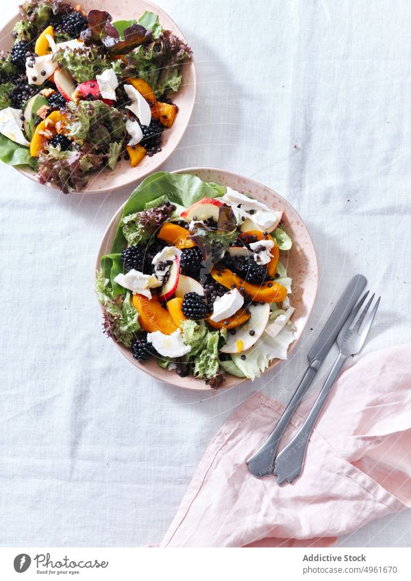 Salat mit gebratenem Kürbis, Beeren und Ziegenkäse Lebensmittel Herbst Salatbeilage Draufsicht flache Verlegung Abendessen Mittagessen von oben Vegetarier