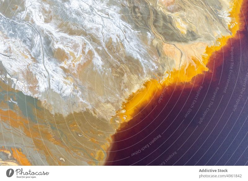 Farbenfrohe Texturen auf sandigem Terrain in einer Mine in Huelva Fluss kupfer Landschaft Sand Park farbenfroh orange rot gelb grau Natur Sulfid Chemikalie