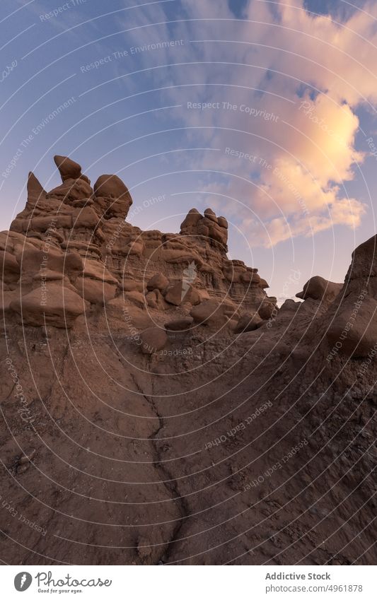 Hoodoos gegen Sonnenuntergang Himmel hoodoo Sandstein Formation wolkig trocken wüst Gelände Landschaft Goblin Valley State Park USA Utah Vereinigte Staaten