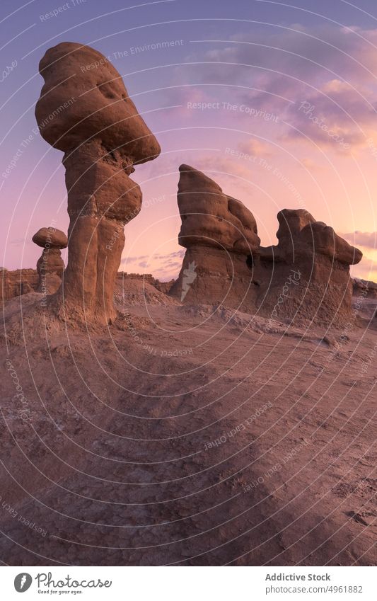 Sandstein-Hoodoos gegen den Himmel bei Sonnenuntergang hoodoo Felsen Formation trocken Golfloch Höhepunkt Boden Goblin Valley State Park Utah USA