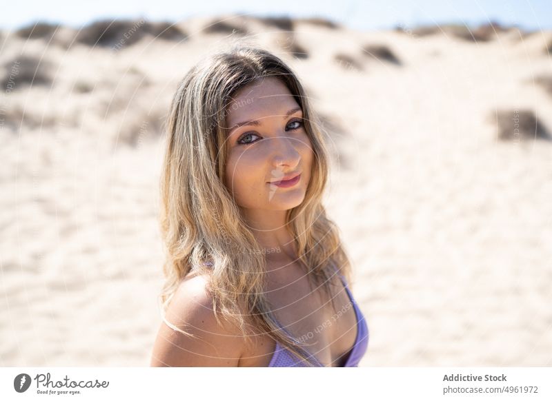 Junge Frau am Sandstrand im Sommer Strand Urlaub Wochenende tagsüber Feiertag Resort Porträt Ufer blond Küste jung lange Haare Saison Tourismus Tourist feminin