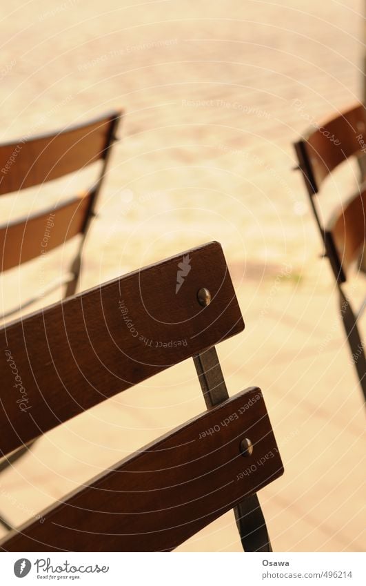 Lehne Stuhllehne Rückenlehne Straße Außenaufnahme Straßencafé Holz Metall Schwache Tiefenschärfe Klappstuhl 3 Detailaufnahme Wärme Sommer Menschenleer