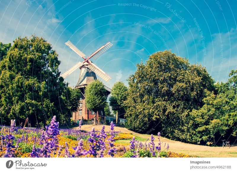 Herdentorsmühle. Windmühle in der Stadtmauer, Mauer der Stadt Bremen. Alte Windmühle in einem öffentlichen Park in der Freien Hansestadt Bremen. Deutschland