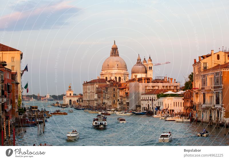 Blick bei Sonnenuntergang auf die berühmte Basilika der Heiligen Maria der Gesundheit in Venedig Europäer Renaissance venezianisch Kunst Anziehungskraft Klingel