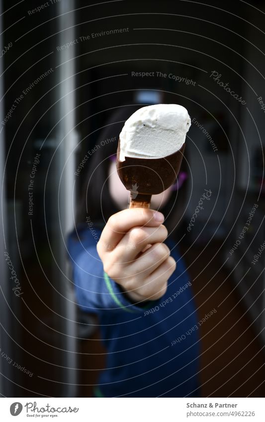 Kind hält ein Eis am Stiel vors Gesicht lecker Sommer Zucker Schokolade Süßigkeiten Lebensmittel süß Dessert Ernährung