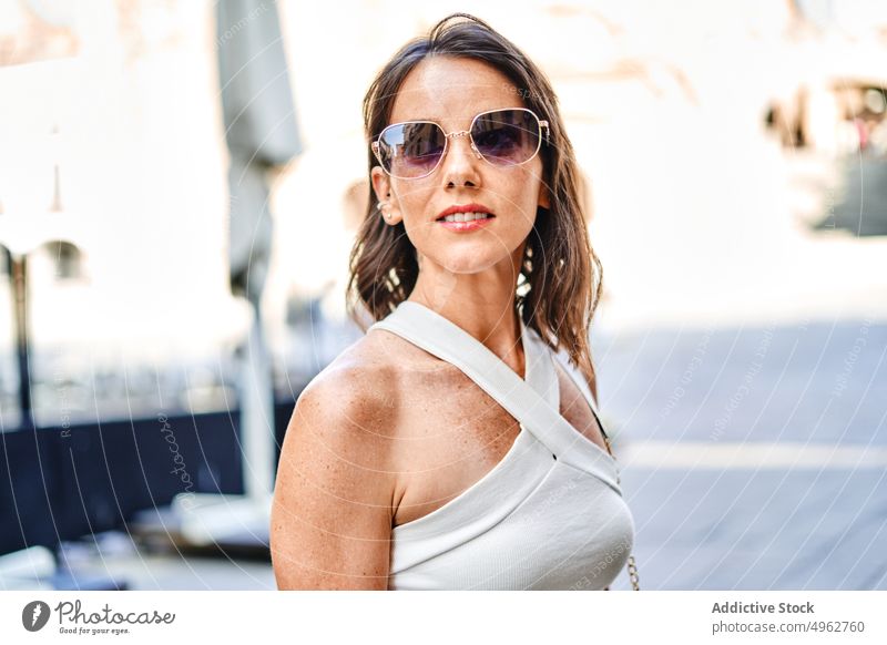 Stilvolle Frau mit Sonnenbrille auf der Straße Sommer Großstadt charmant Top trendy Accessoire urban Persönlichkeit Stadt stehen idyllisch feminin Sommerzeit