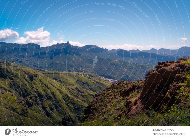 Felsige Berge unter blauem Himmel im Sommer Berge u. Gebirge Ambitus Straße Landschaft felsig Hochland Blauer Himmel Kamm Gelände Natur majestätisch grün ruhig