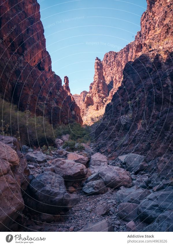 Felsen in sonnenbeschienener Schlucht in der Natur Schatten Blauer Himmel rau Formation tagsüber Landschaft Gran Canaria Kanarische Inseln Spanien