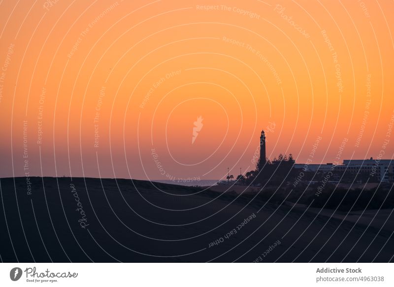 Silhouette eines Leuchtturms gegen den Himmel bei Sonnenuntergang Ufer MEER Natur Turm Abend navigieren marin leuchtturm von maspalomas Gran Canaria