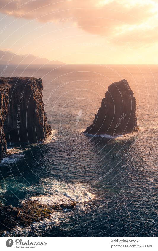 Felsformation in der Nähe einer Klippe im Meer Felsen MEER Sonnenuntergang Unwetter winken Formation Himmel wolkig atemberaubend Gran Canaria Kanarische Inseln