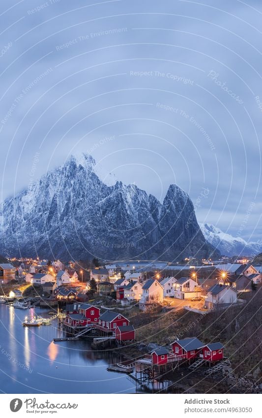 Küstenstadt in der Nähe malerischer Felsenberge am Abend in Norwegen Berge u. Gebirge Stadt MEER Ambitus Landschaft Haus Fjord Dorf wohnbedingt Hochland felsig