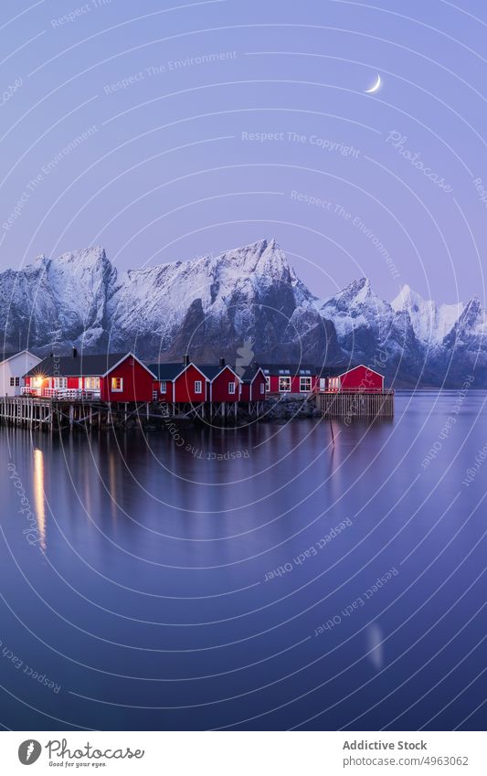 Wohnhäuser in der Nähe von Meer und Bergen unter dem Dämmerungshimmel Landschaft Berge u. Gebirge MEER Haus Stadt Fjord Schnee wohnbedingt Winter Cottage Natur