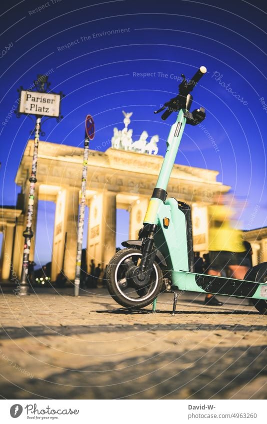 Pariser Platz mit E-Roller und Brandenburger Tor am Abend Berlin Hauptstadt Denkmal Deutschland Wahrzeichen Sehenswürdigkeit Bauwerk Tourismus historisch Himmel