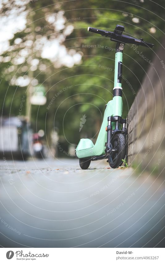 Elektroroller in der Stadt am Straßenrand E-Roller nachhaltig Technik & Technologie modern Mobilität elektrisch