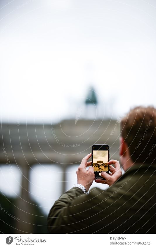 Mann macht ein Foto vom Brandenburger Tor Berlin Tourist Fotografie Wahrzeichen Deutschland Kultur Handy Erinnerung Sehenswürdigkeit Hauptstadt historisch