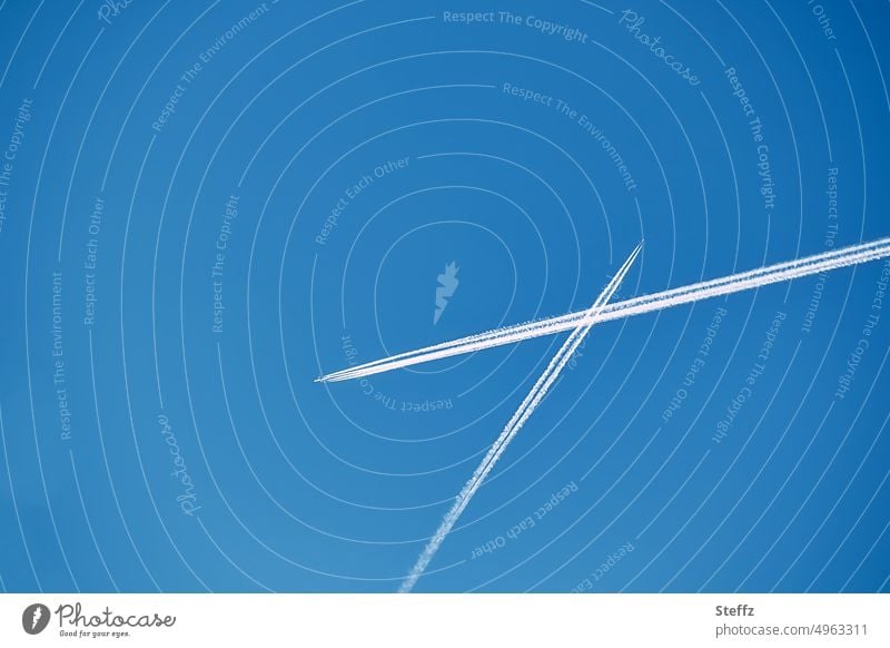 X am blauen Himmel Kondensstreifen Flugzeuge Himmelblau blauer Himmel schön fliegen wolkenlos Flugzeugspuren Fluglinien Linien wolkenloser Himmel