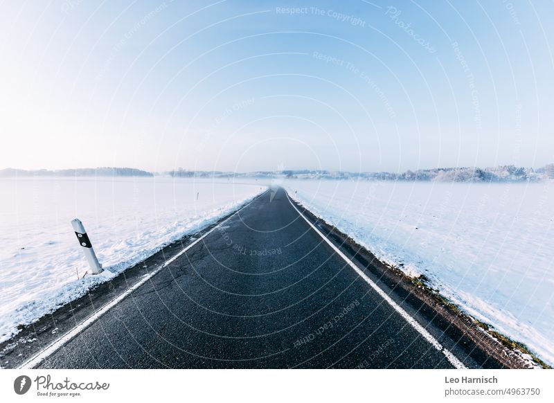 Winterstraße Schnee Straße Straßenverkehr Asphalt Landschaft winterlich Dezember Januar Schneelandschaft schneebedeckt Ländlich Weihnachten Winterurlaub