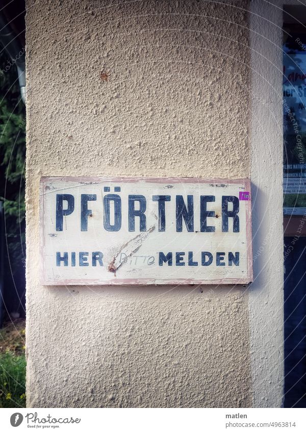 Bitte Pförtner Schild Wand Schilder & Markierungen Außenaufnahme Menschenleer Fassade Hinweisschild