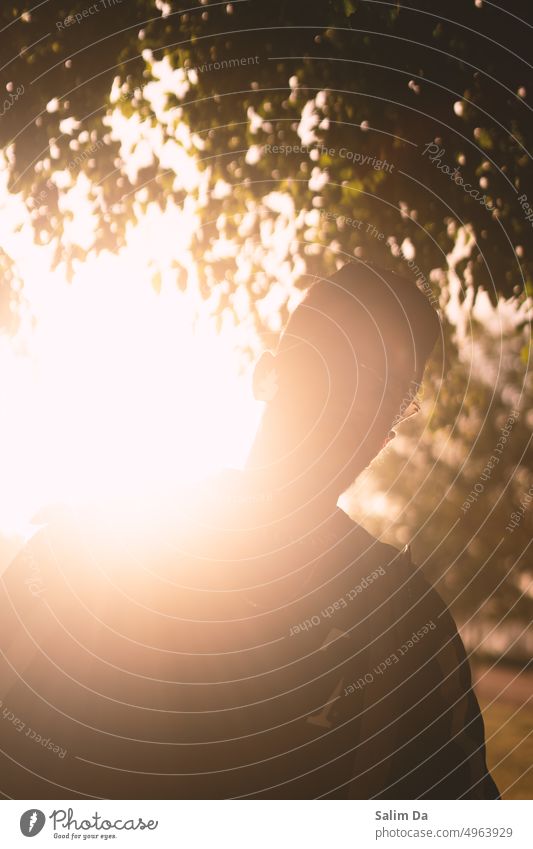 Silhouette eines Mannes Silhouetten mit der Silhouette Silhouette Menschen Silhouetten-Mann Männersilhouette Person Sonnenlicht Sonnenuntergang Sonnenaufgang