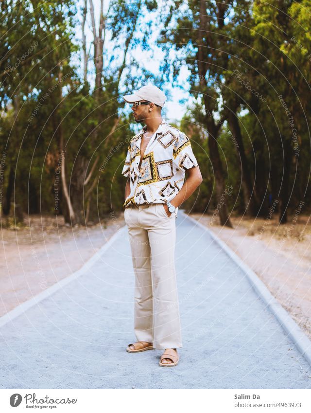 Mann in modischem Outfit posiert im Stadtpark Person Menschen Mode trendy Stilrichtung lässig Park Großstadt urban Natur Erholung Air Frischluft frisch Frische