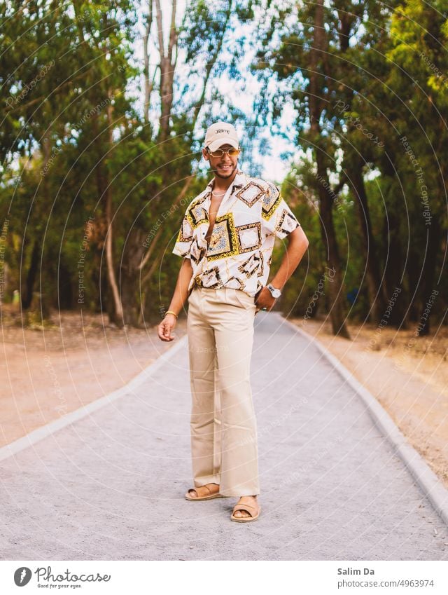 Lächelnder Mann in einem trendigen, stilvollen Outfit Smiley Smiley-Gesicht lächelnd Bild lächeln lächelndes Gesicht lächelnder Mann Glück Fröhlichkeit Stil