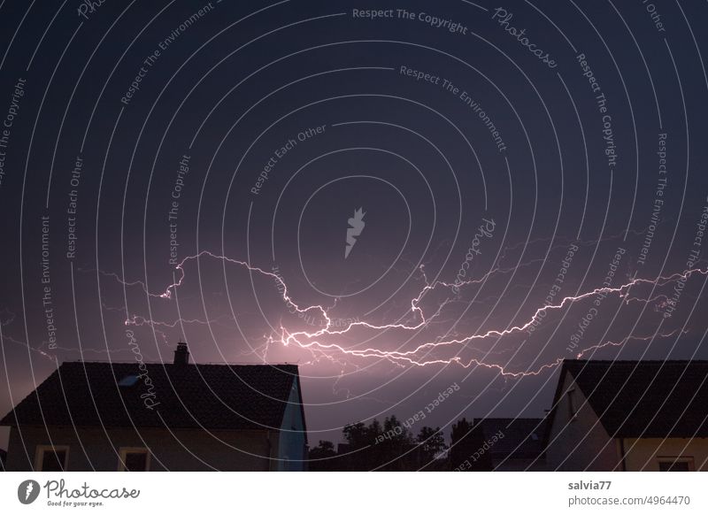 verzweigter Blitz über der Siedlung, die Gewitterfront naht Unwetter Blitze bedrohlich Himmel gefährlich dunkel Außenaufnahme Lichterscheinung Menschenleer