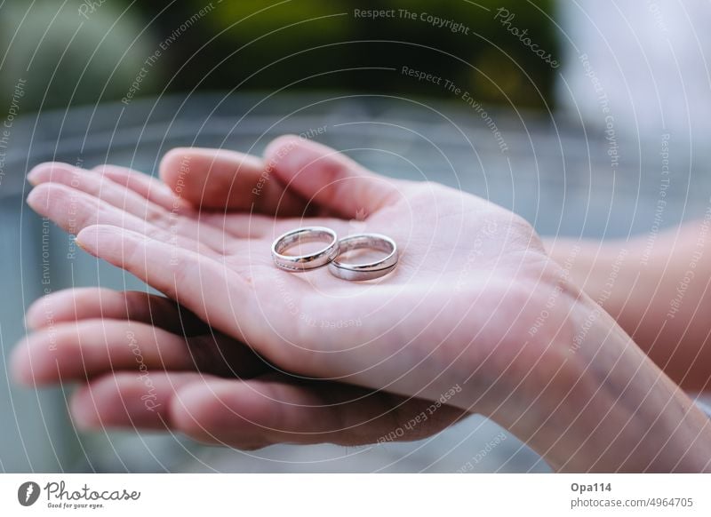 Hochzeit mit Eheringen Hochzeitspaar Hochzeitszeremonie Hochzeitsfeier hochzeitstag eheringe Eheschließung Feier Fest Party Hand Hände Trauung Finger Gemeinsam