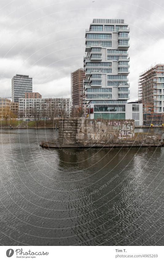 das neue Berlin Spree Neubau Hochhaus Luxus modern Architektur Haus Hauptstadt Stadtzentrum Fassade Großstadt Deutschland Skyline Himmel Froschperspektive