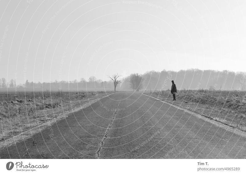 eine Landstraße bnw Winter Straße Einsamkeit s/w Schwarzweißfoto Tag Außenaufnahme Menschenleer