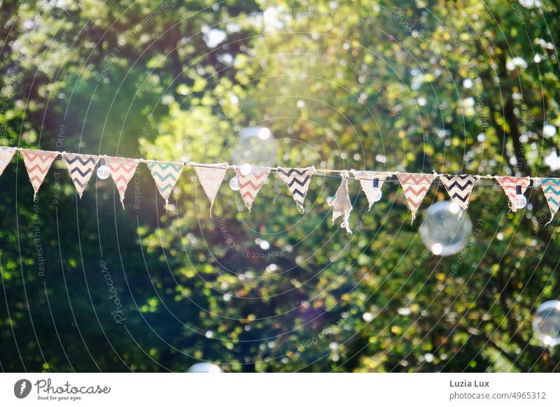 Girlande, grünes Laub, Seifenblasen Sommer Sommerzeit Sommerfest sonnig Licht hell hübsch schön im Freien Sonnenlicht