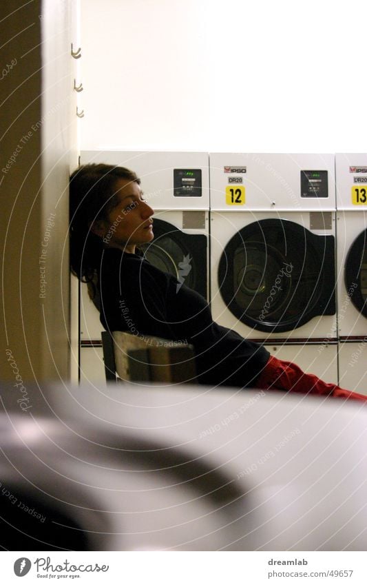 Laundromat Girl Waschsalon Linearität 3 Trommel schlafen Frau Langeweile Nacht Wiederholung waschmaschiene Müdigkeit leer warten schläfrig launderette