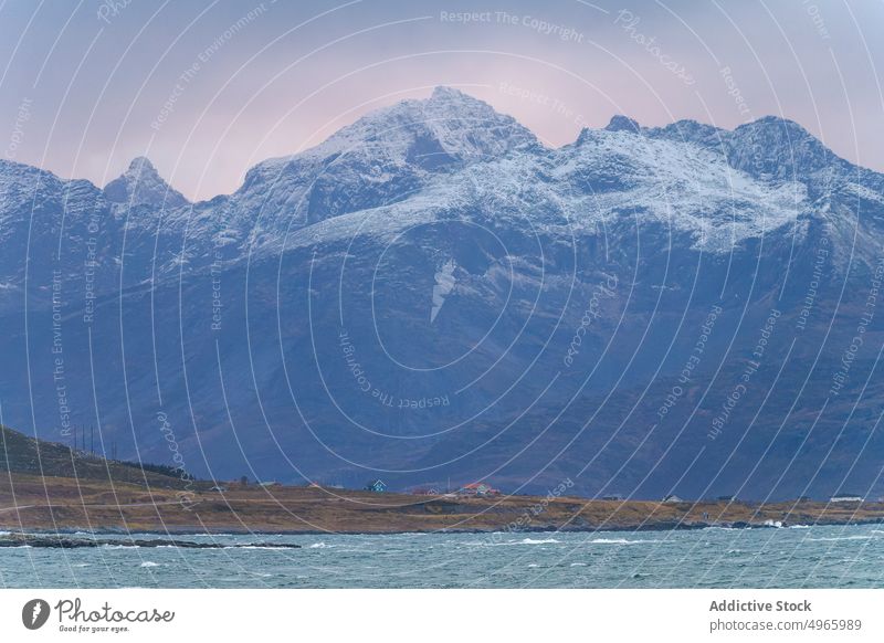 Dorf und Felsen gegen bewölkten Himmel MEER Ufer Berge u. Gebirge wolkig kalt Winter gefroren Haus lofoten Norwegen Wohnsiedlung Küste Schnee Fjord Kamm Wetter