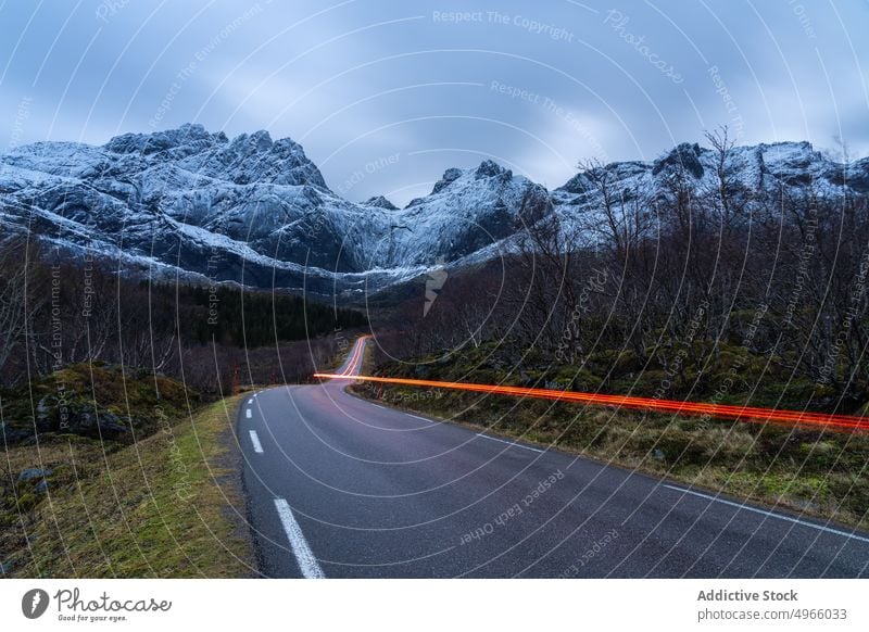 Auto auf verschneiter Bergstraße unter bewölktem Himmel Berge u. Gebirge PKW Straße Winter Landschaft Norwegen Lofoten Inseln Automobil Natur Laufwerk Speedway