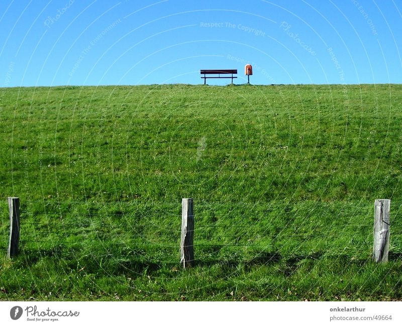 auf dem deich Gras Zaun Müllbehälter grün leer Bank Nordsee Farbe