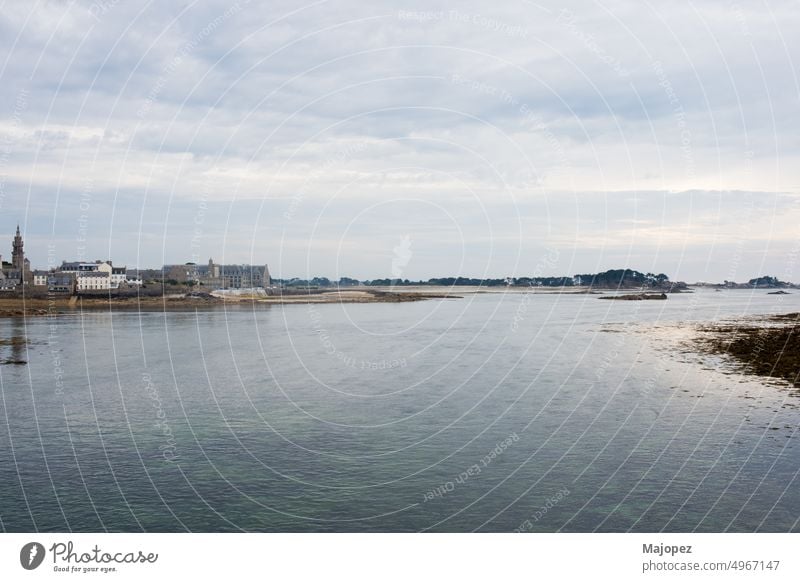 Schöne Aussicht auf Roscoff von der Brücke aus. Frankreich MEER Wahrzeichen Stadtbild Gebäude Küste im Freien Landschaft Architektur Fluss Sommer Großstadt