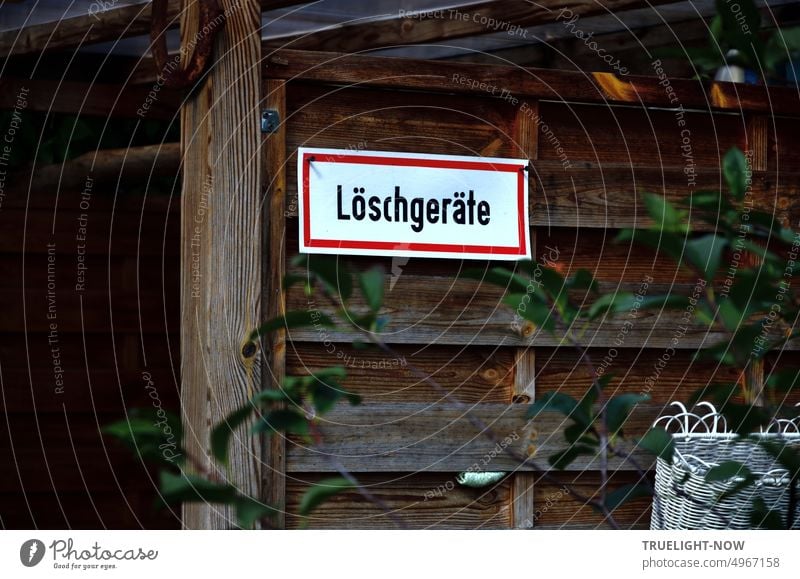 Löschgeräte Schild an Gartenhütte, zur Beruhigung aufgeregter Nachbarn, denen das gelegentliche Lagerfeuer dort Angst macht Hinweis Sicherheit Hinweisschild