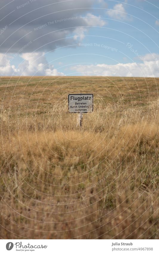 Flugplatz Rhön Wasserkuppe Hügel vertrocknet Wiese halme Wolken wolkig Segelfliegen