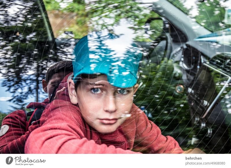 zwei, die sich sehen! warten unterwegs Autofahrt Kanada reisen Spiegelbild Gesicht Familie Sohn nachdenklich müde Kindheit Junge Porträt Cool Coolness