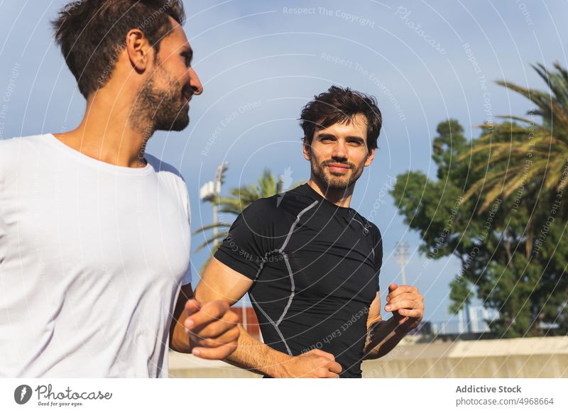 Hispanische Sportler laufen im Park Training Fitness Zusammensein Übung Herz joggen männlich Athlet Blauer Himmel wolkig Jogger üben Energie hispanisch ethnisch