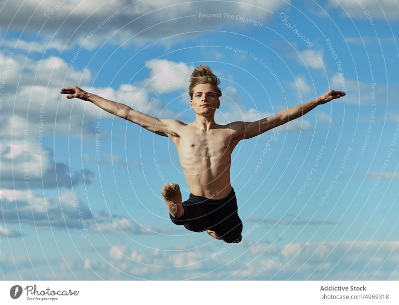 Junge schlanke elegante Performerin macht Twine in der Luft Ballett-Tänzerin Spagat Air springen verrichtend Dach talentiert zierlich beweglich leer strecken