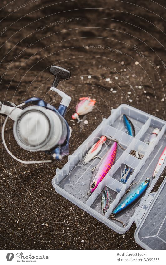 Fischereigeräte auf dem Boden in der Natur Fischen Stab anpacken Container Spinning Rolle sortiert Landschaft Gerät Vorrat verschiedene Kunststoff Hobby Umwelt